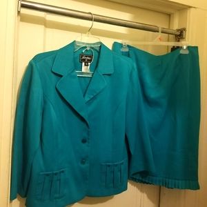 Elegant all green jacket/skirt suit! Fit for you